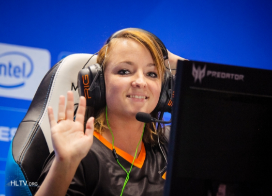 Девушка потащила клатч 1 в 4 на турнире по CS:GO и теперь хочет сыграть на турнирах с парнями - изображение обложка