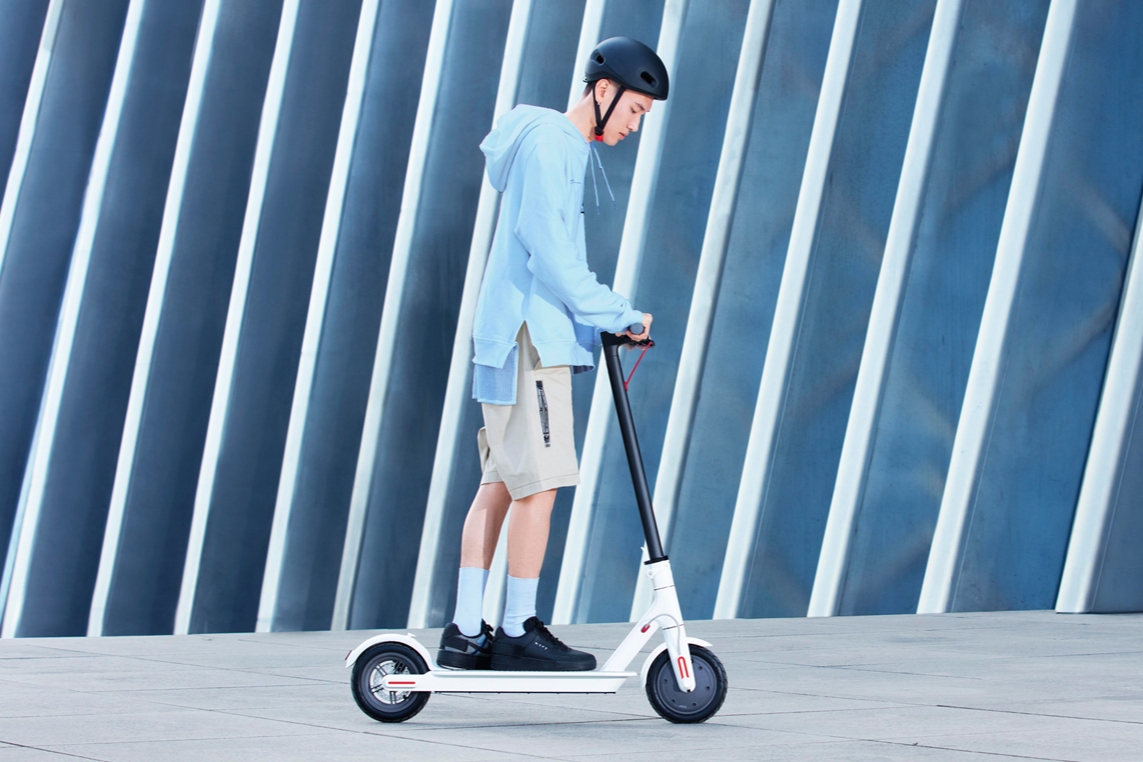 Представлен Xiaomi Scooter 1S — недорогой электросамокат с запасом хода 30 км - изображение обложка