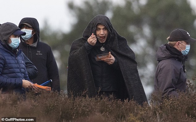 Генри Кавилл снова стал мемом. Все из-за фото со съемок «Ведьмака» - изображение обложка