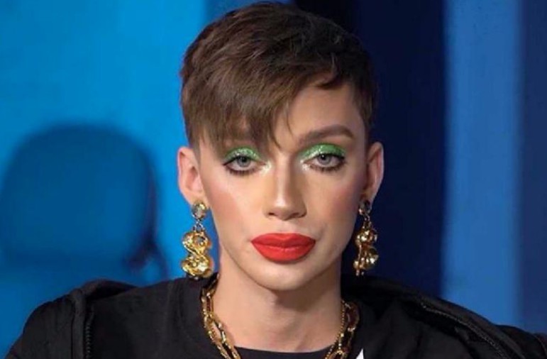 Гей-блогер Андрей Петров в роли бухгалтера, продавщицы и завуча. Интернет много увидел в его взгляде - изображение обложка