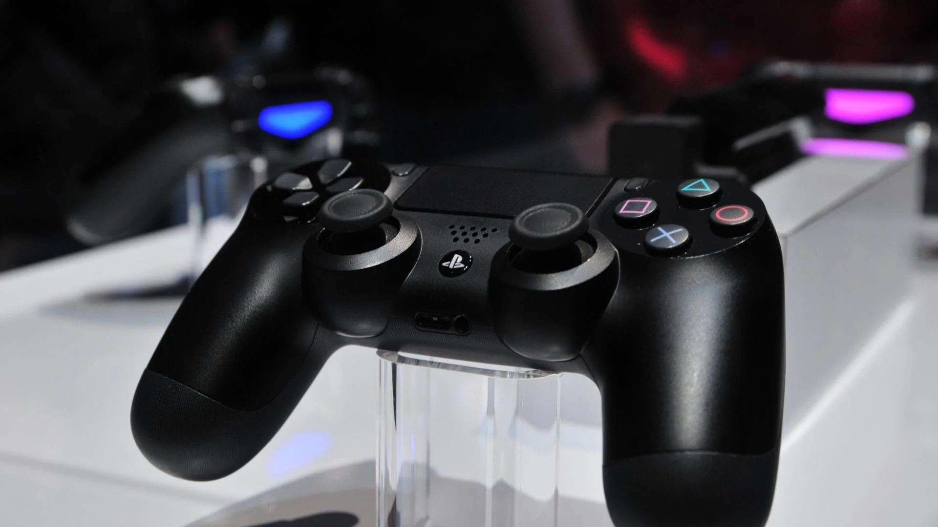 Перегретая PlayStation 4 будет показывать красную линию - изображение обложка