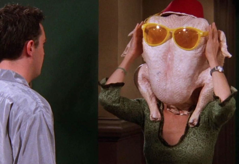 Кортни Кокс воссоздала сцену из «Друзей» — станцевала с индюшкой на голове - изображение обложка