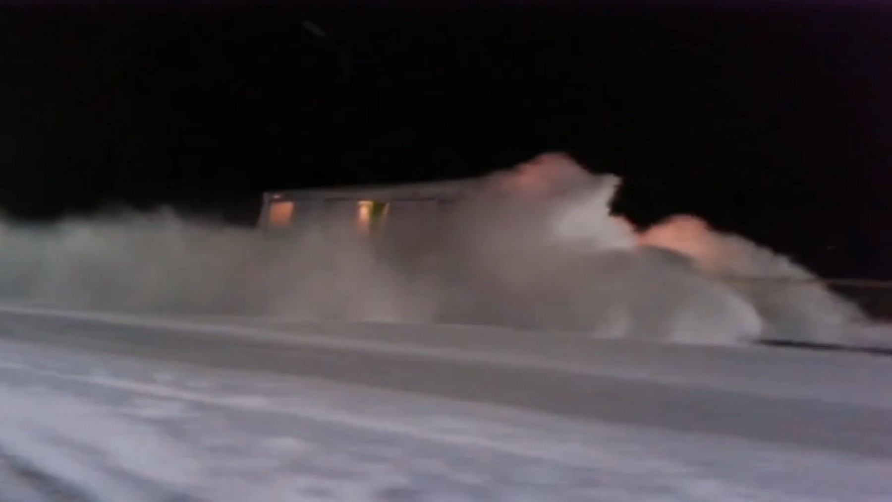 Посмотрите на инфернальный трамвай в Челябинской области. Выглядит как в фильме «Сквозь снег» - изображение обложка