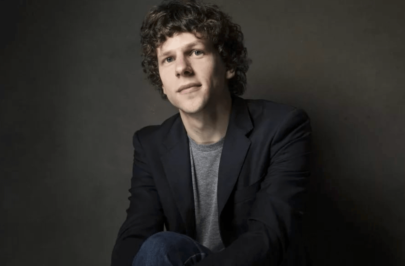 Джулианна Мур и Финн Вулфард сыграют в фильме Джесси Айзенберга - изображение обложка