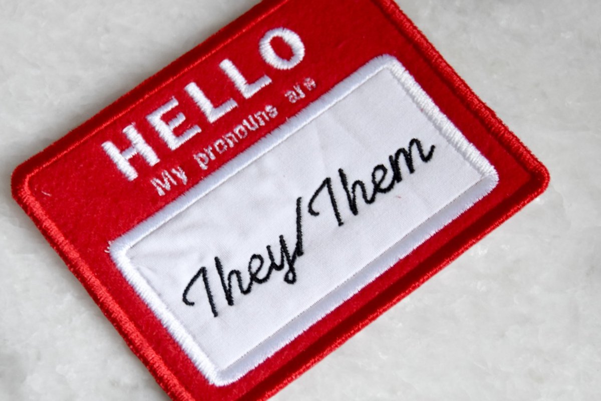 Словарь Merriam-Webster выбрал свое слово года. Оно гендерно-нейтральное - изображение обложка