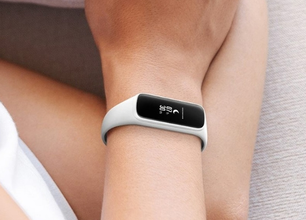 В России представили фитнес-трекер Samsung Galaxy Fit e - изображение обложка