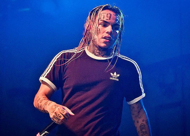 Вот тебе и русское гостеприимство: на рэпера 6ix9ine напали во время концерта в Москве [обновлено] - изображение обложка