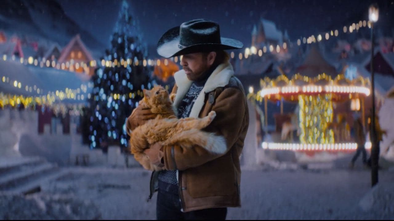 Чак Норрис поднимает танк, чтобы спасти кота в новогоднем ролике World of Tanks - изображение обложка