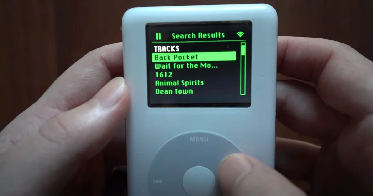 Энтузиаст добавил в iPod Classic 2004 года Wi-Fi и Bluetooth. Теперь он слушает на нем Spotify - изображение обложка