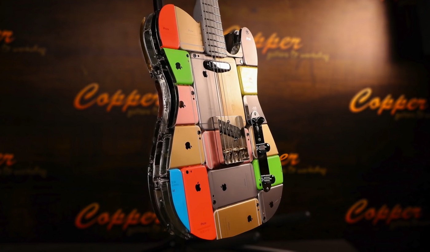 Электрогитара iCaster сделана из 107 iPhone и плееров iPod Touch - изображение обложка