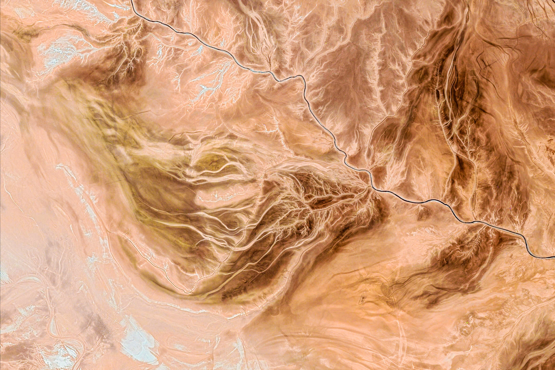 Коллекция Google Earth пополнилась тысячей новых фото поверхности земли. Вот 20 лучших снимков - изображение обложка