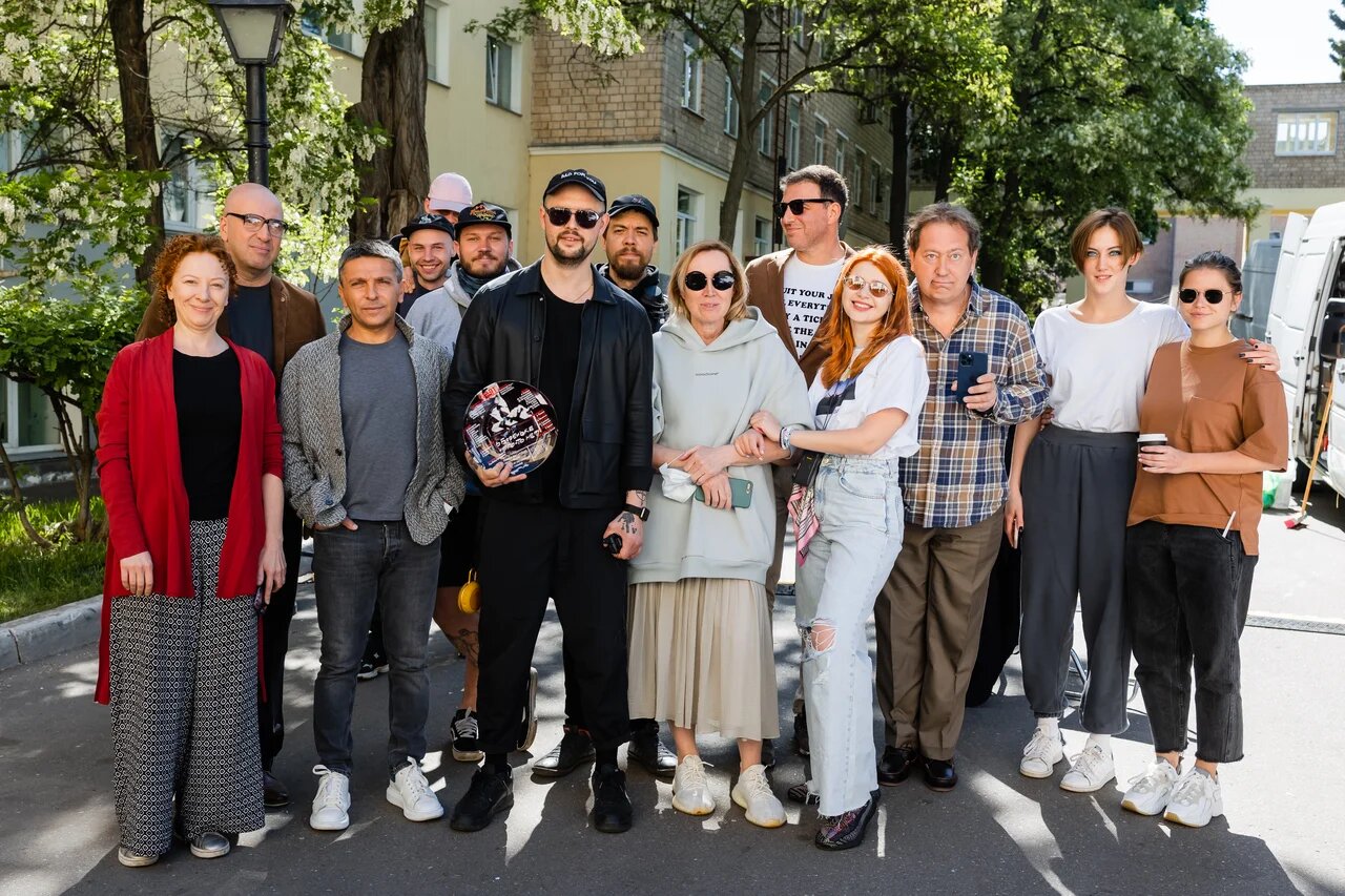 «Квартет И» завершил съёмки своего первого сериала по спектаклю «В Бореньке чего-то нет» - изображение обложка