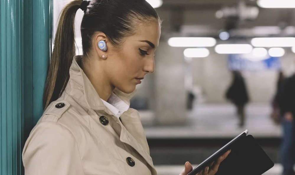 В России начались продажи беспроводных наушников JBL Free II - изображение обложка