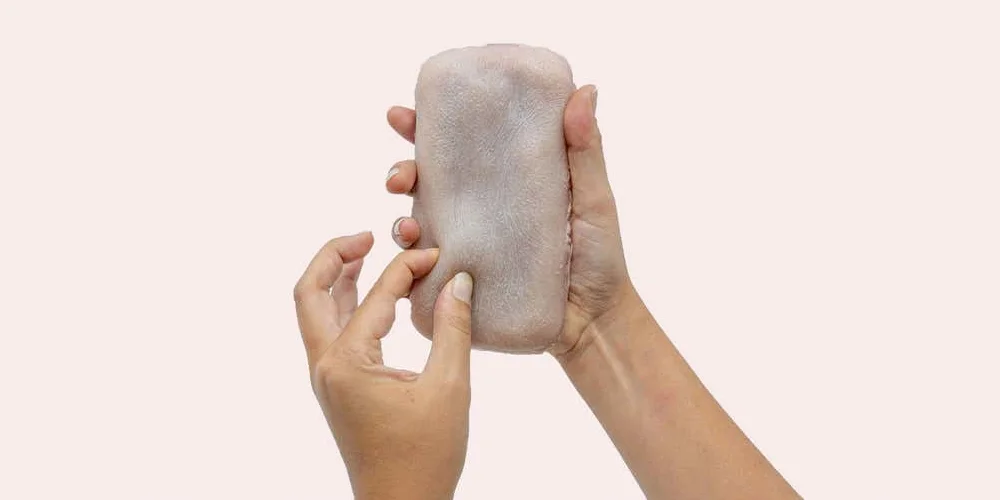 Чехол для смартфонов Skin-On сделан из искусственной человеческой кожи, понимает щекотание и щипки - изображение обложка