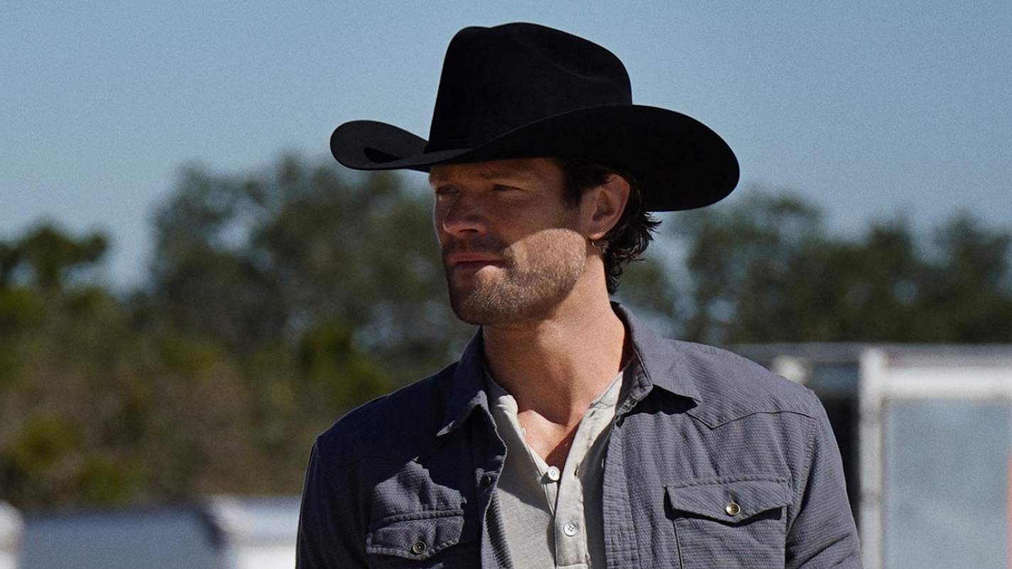 CW поделилась новым постером сериала «Уокер» с Джаредом Падалеки
