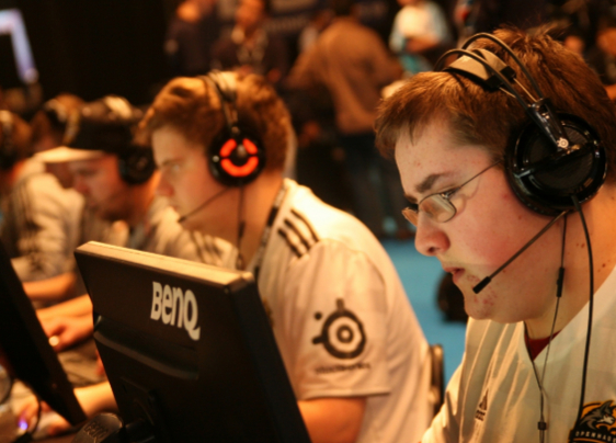 Комментатор по CS:GO решил устроить необычный эксперимент — помочь игрокам скинуть лишний вес - изображение обложка