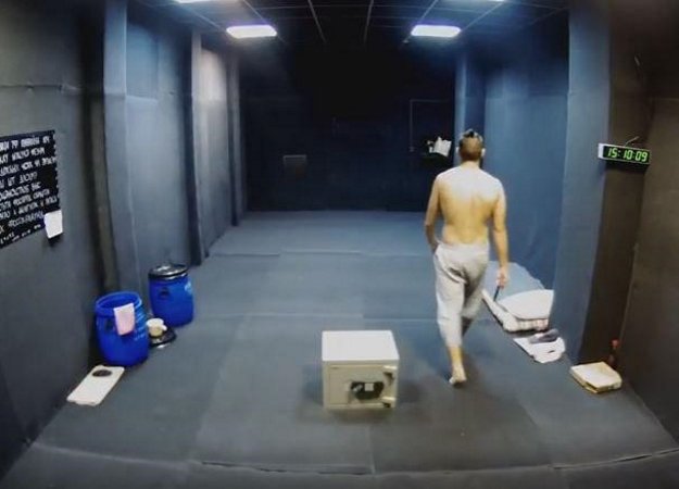 Авторы стрима связанной девушки предлагают спасти запертого мужчину - изображение обложка