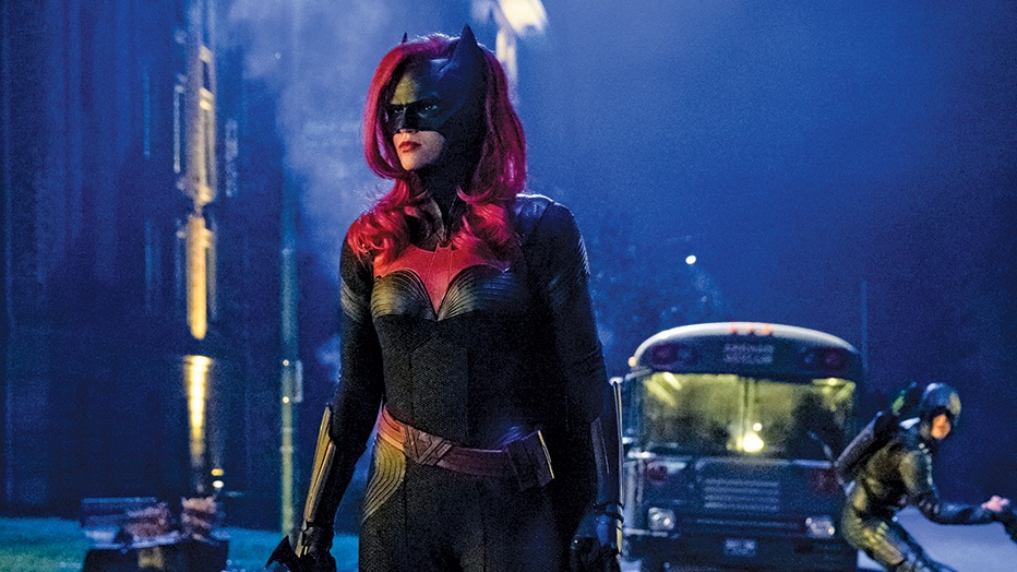 От последнего сезона «Стрелы» до прекрасной Бэтвумэн: все трейлеры сериалов The CW с SDCC 2019 - изображение обложка