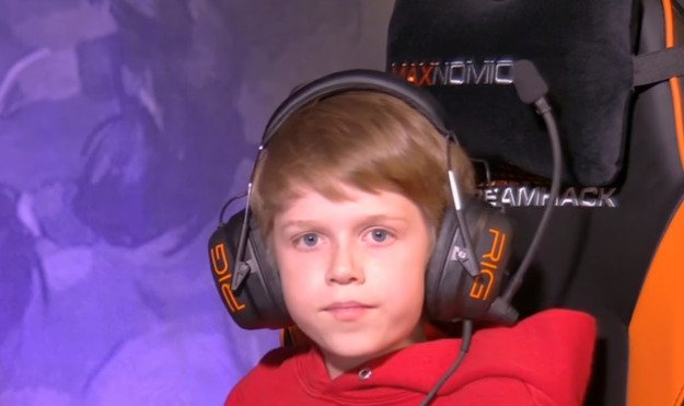 Комментаторы смеются, а он пробивается в топ-16. Как 11-летний игрок в Hearthstone удивил всех - изображение обложка