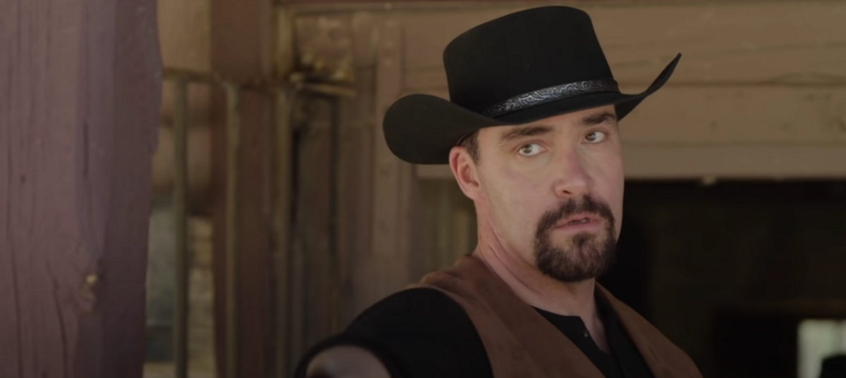 Обложка: кадр из трейлера «Нападение на Рио Браво» (2022)