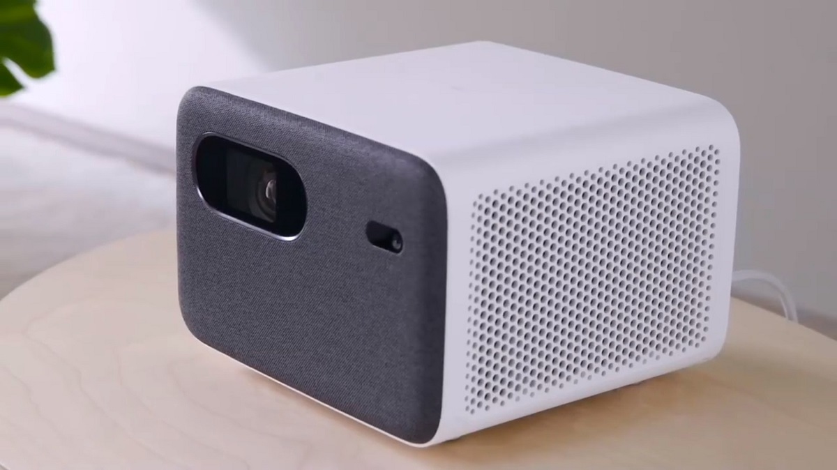 В России представили беспроводной ручной пылесос и домашний проектор Xiaomi - изображение обложка