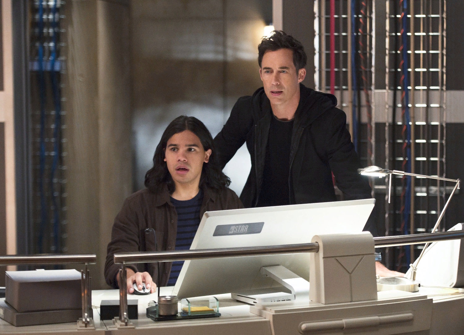 «Флэш»: исполнители ролей Циско и доктора Уэллса покинут сериал после 7 сезона - изображение обложка