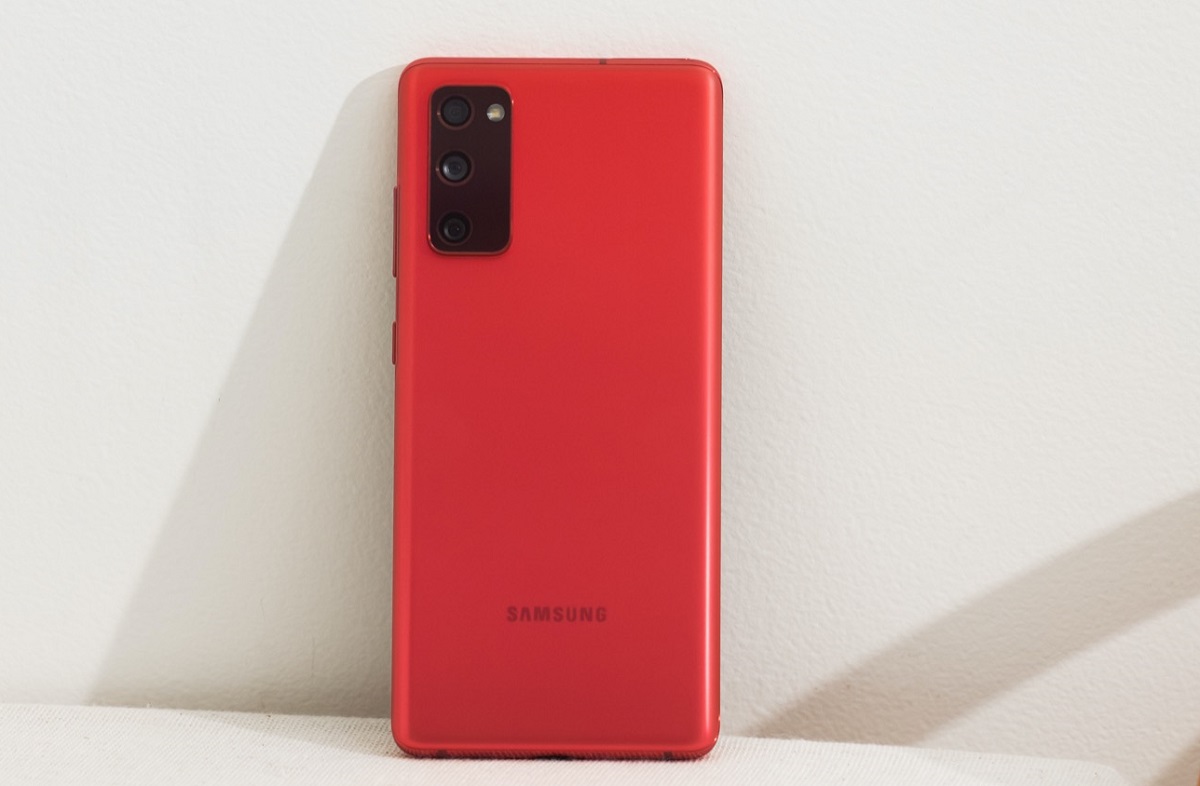 Народный флагман Samsung Galaxy S20 FE представлен официально - изображение обложка