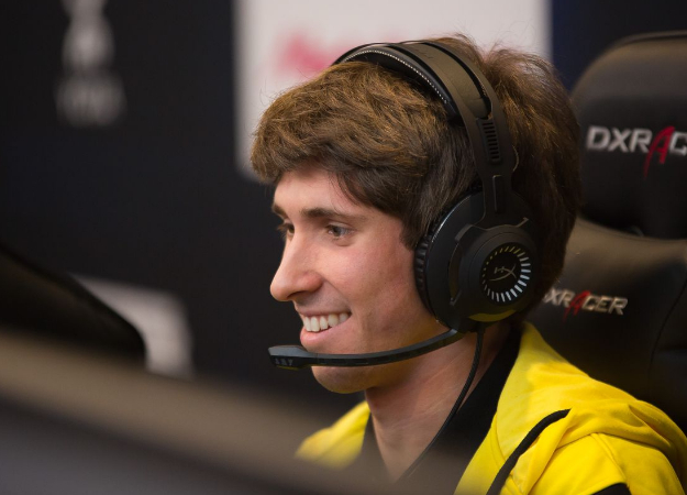 Dendi в Team Secret. Правда, в качестве стендина - изображение обложка