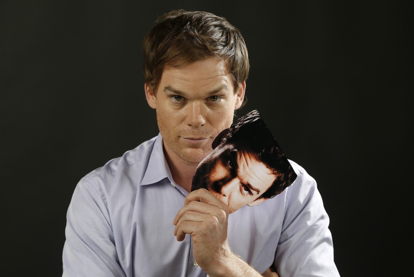 Майклу Си Холлу — 50 лет. Это звезда «Декстера» - изображение обложка