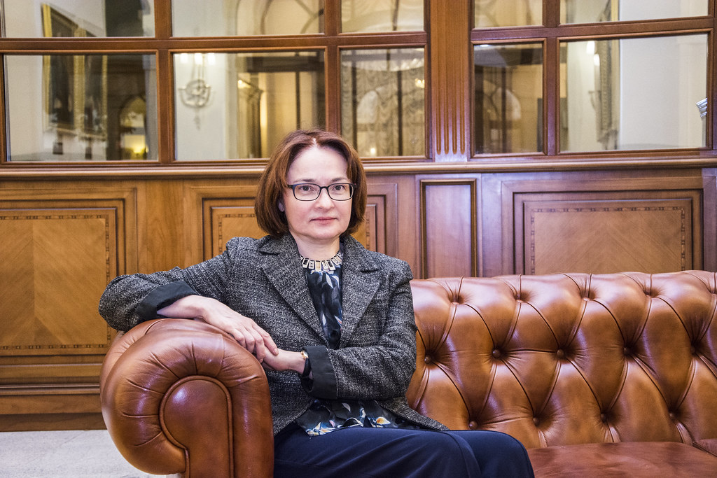 Председатель Центробанка РФ посоветовала школьникам не брать кредиты на PS5 - изображение обложка