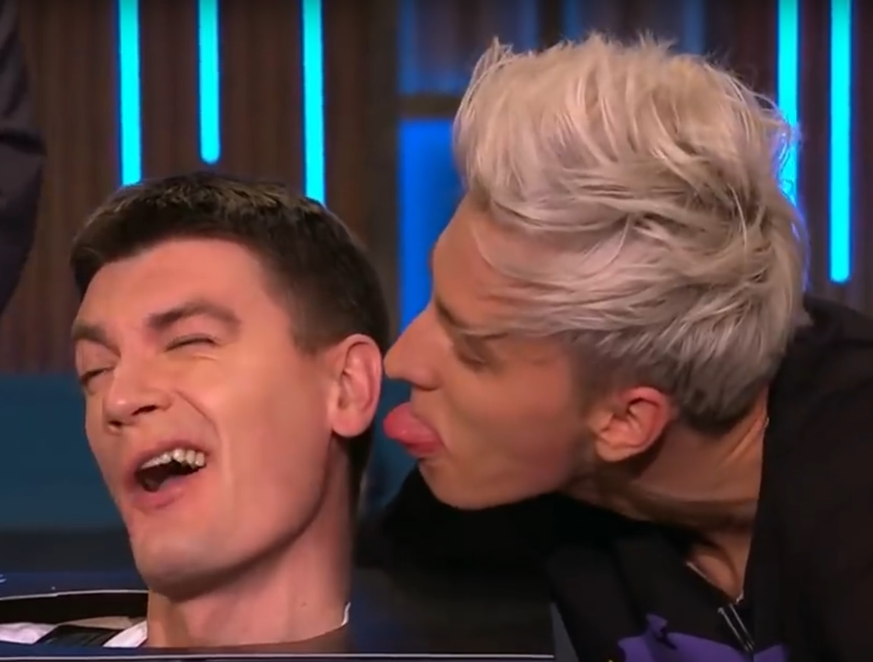 Влад Бумага устроил челлендж на «Вечернем Урганте». Ему пришлось лизнуть Гудкова, а Ивану — копыто - изображение обложка