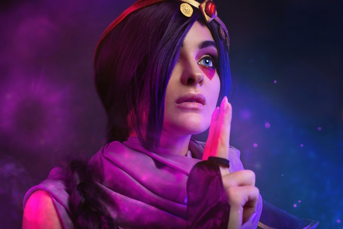 Россиянка показала яркий детализированный косплей на Templar Assassin из Dota 2 - изображение обложка