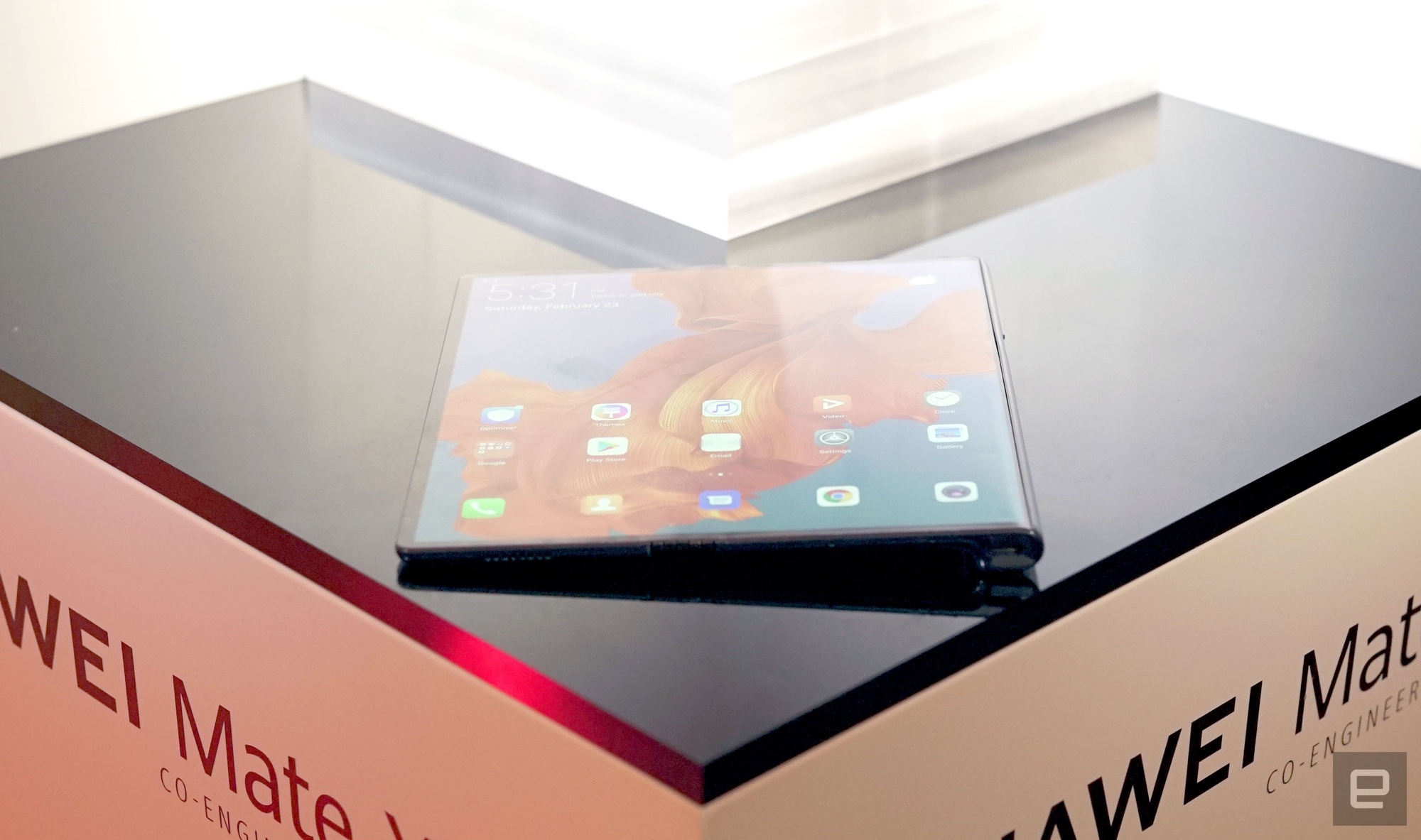 Huawei представила складной смартфон Mate X — более дорогую угрозу Samsung Galaxy Fold - изображение обложка