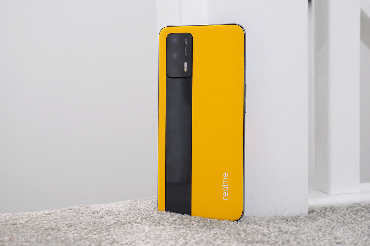 В России выходит игровой флагман Realme GT: экран 120 Гц и чип с охлаждением - изображение обложка