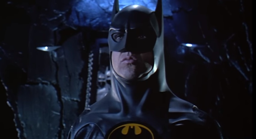 Режиссёр фильма «Флэш» показал костюм Бэтмена Майкла Китона с отсылкой к «Хранителям» - изображение обложка