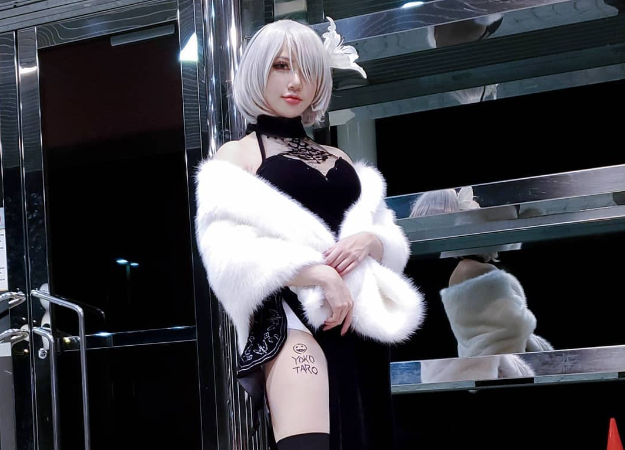 Автор NieR: Automata расписался на бедре девушки, стоя на коленях - изображение обложка