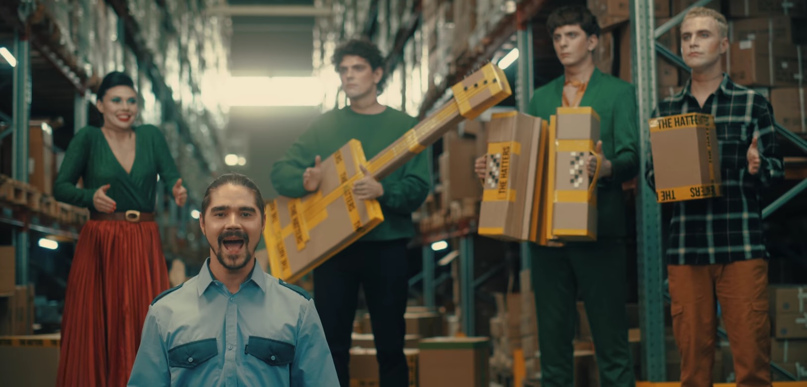 Юра Музыченко поёт с манекенами в новом клипе The Hatters на песню «Я ваще!» - изображение обложка