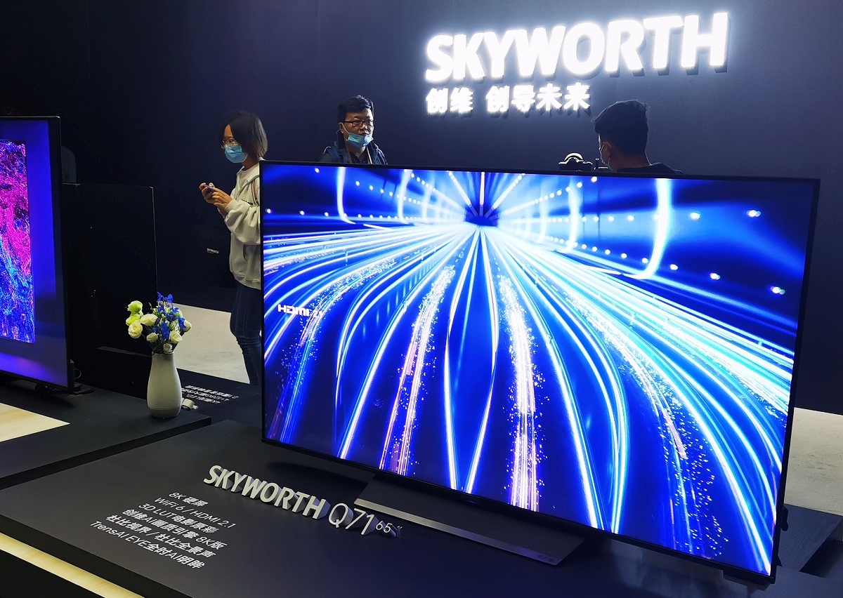 8К-телевизор Skyworth 8K Q71 оснащен выдвижной камерой, HDMI 2.1 и поддержкой Wi-Fi 6 - изображение обложка