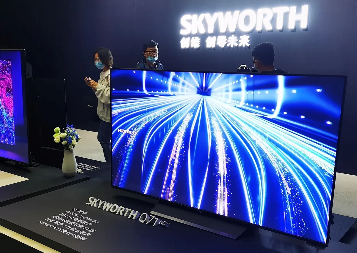 8К-телевизор Skyworth 8K Q71 оснащен выдвижной камерой, HDMI 2.1 и поддержкой Wi-Fi 6 - изображение обложка