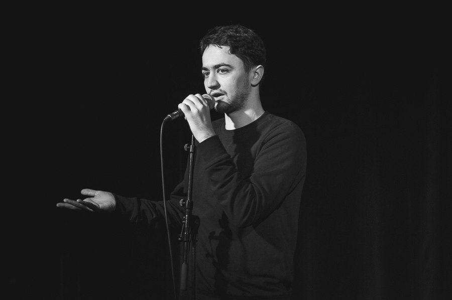 Стендапер оскорбил зрительницу во время выступления. Она облила его пивом и ударила по голове - изображение обложка