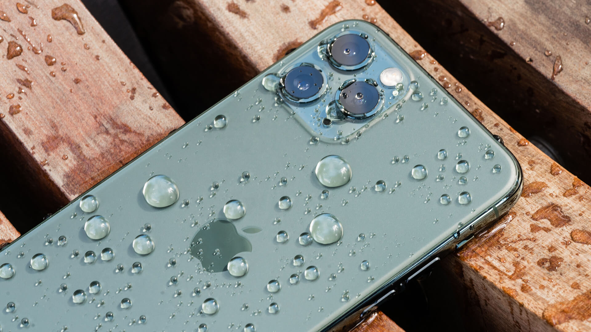 На Apple подали в суд за дезинформацию о водонепроницаемости iPhone - изображение обложка