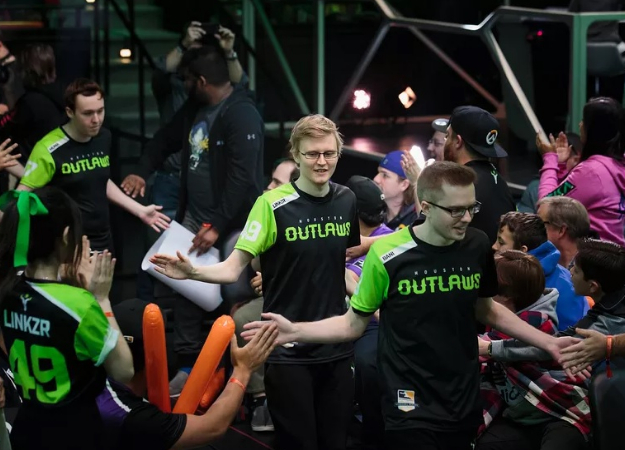 Команда по Overwatch была вынуждена съехать из тренировочного дома из-за соседей - изображение обложка