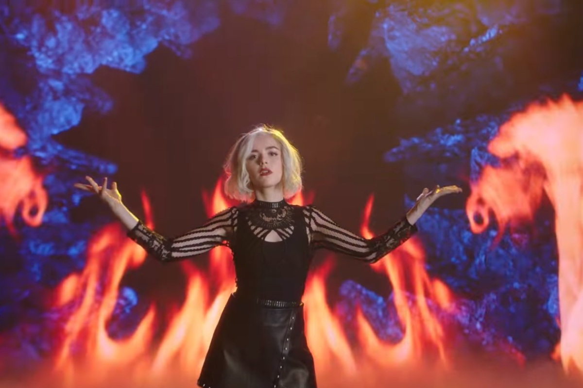 3 сезон «Леденящих душу приключений Сабрины» получил не просто трейлер, а целый клип - изображение обложка