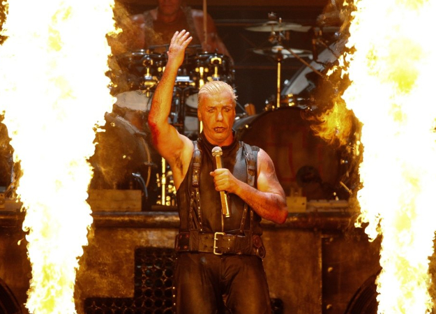 Концерт Rammstein в России: как это было. Старые хиты, вспышки огня и вопли фанатов - изображение обложка