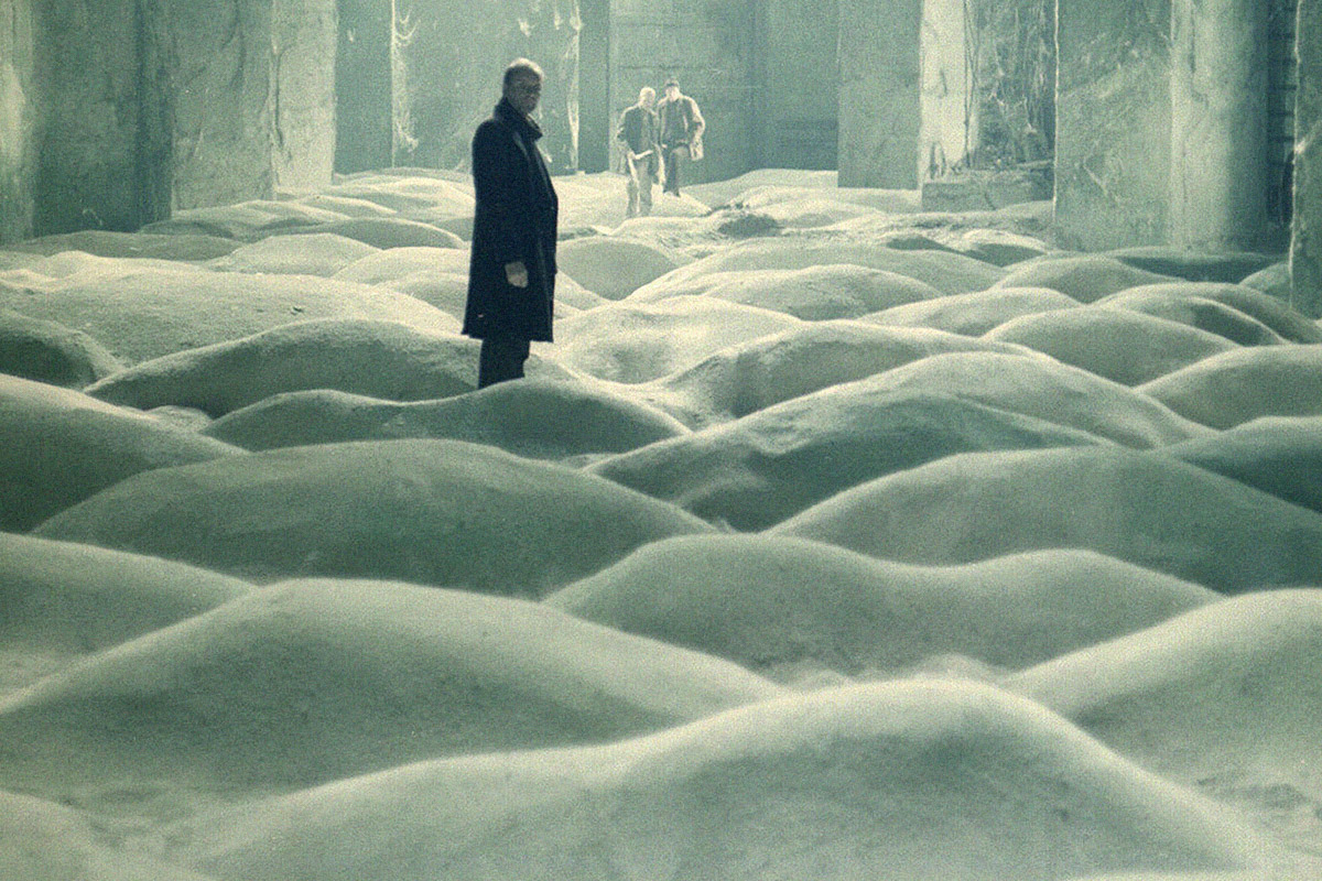 Обложка: Кадр из фильма «Сталкер»