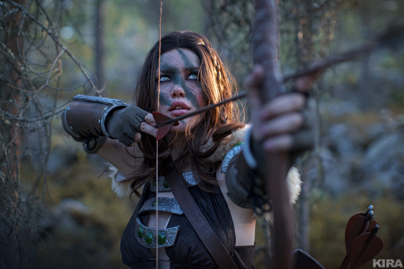 Россиянка показала откровенный косплей на Эйлу Охотницу в коротком платье с декольте - изображение обложка