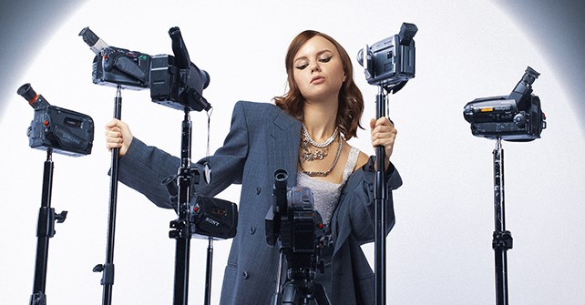 Нежный редактор выпустила клип о феминизме и установках для девушек - изображение обложка