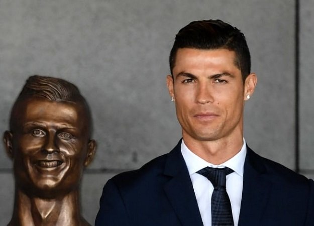 Криштиану Роналду открыл уродливую статую самого себя - изображение обложка