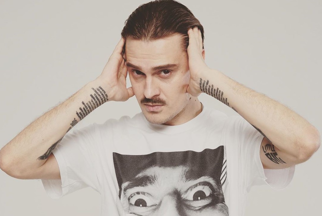 Лидер Little Big снял клип о королеве карантина. Это заявка на «Карантиновидение-2020» - изображение обложка