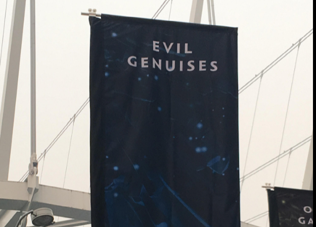 TI8 по Dota 2. Фото дня, 20 августа. На «Роджерс-арене» повесили баннер Evil Geniuses с ошибкой - изображение обложка